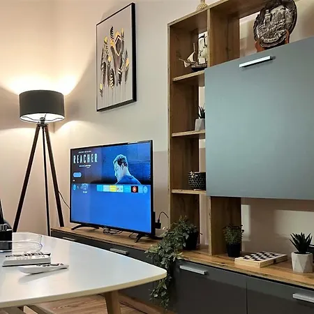 Central - Spacious Comfy Apartment *